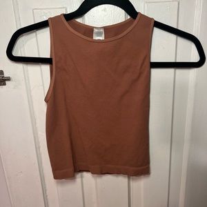 Comfortable and soft cropped crew neck tank!